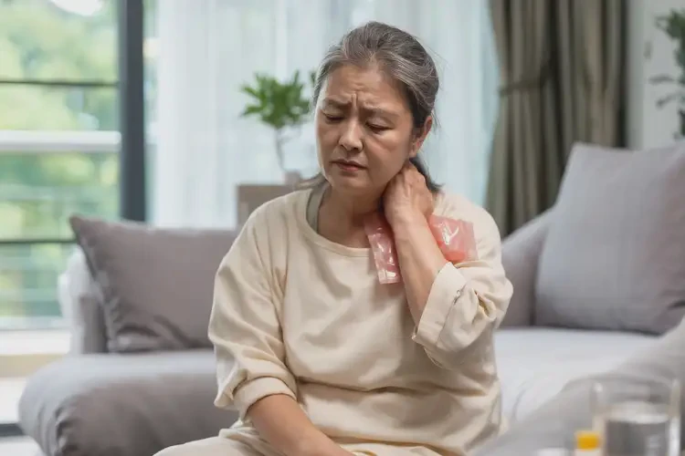 女性脖子上出現(xiàn)濕疹可以治好嗎(圖1)