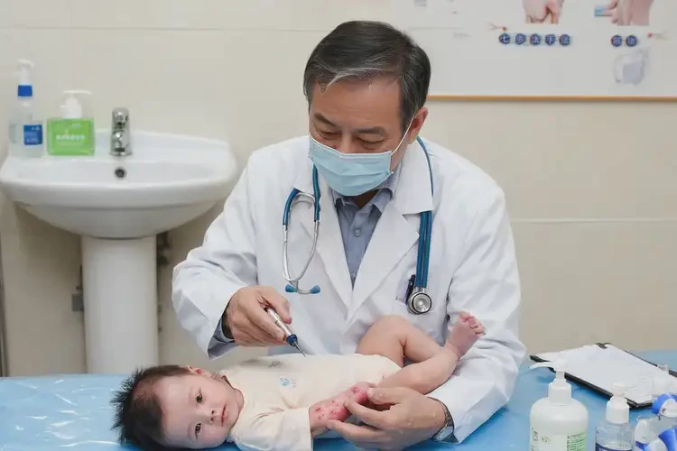 嬰兒手臂長濕疹可以治好嗎(圖1)