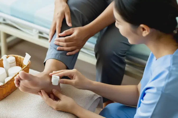 老人腳上容易起濕疹可以治好嗎(圖3)