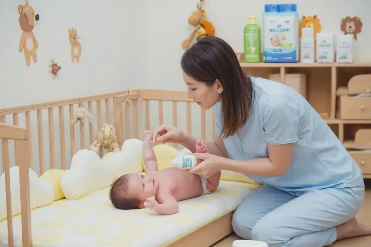 嬰幼兒脖子上起濕疹可以治好嗎(圖2)