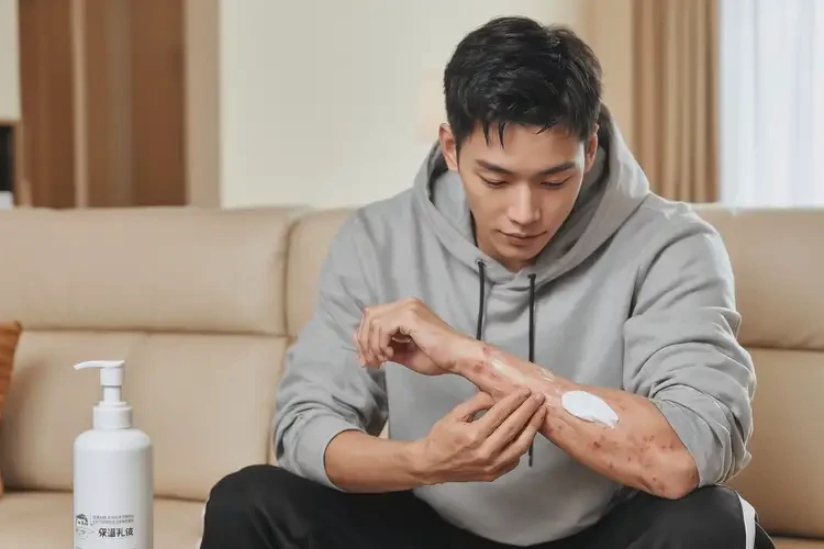 青少年手臂出濕疹能夠徹底治愈嗎(圖2)