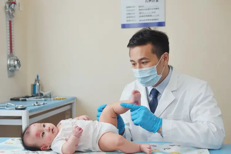 寶寶小腿容易起濕疹可以治好嗎(圖1)