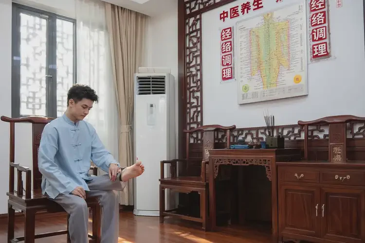 青年人腳上起濕疹可不可以根治(圖1)