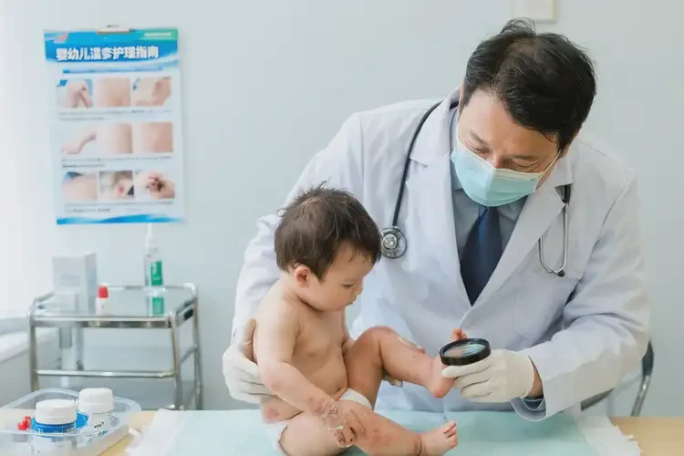 嬰幼兒小腿偶爾起濕疹能徹底自愈嗎(圖1)