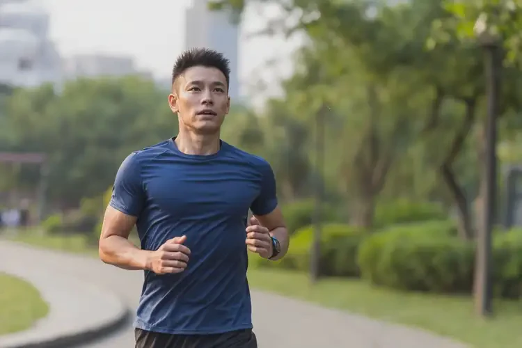 青年人手臂經(jīng)常起濕疹可不可以根治(圖1)