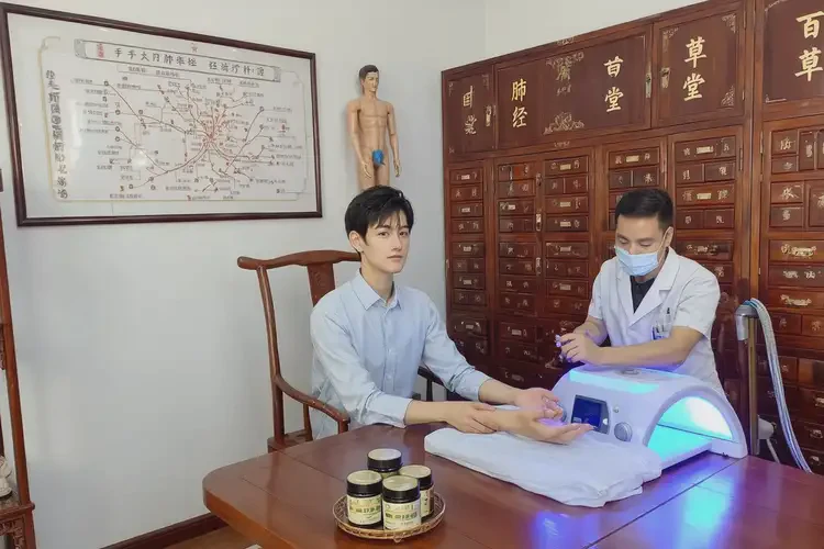 青年人手上容易長(zhǎng)濕疹可不可以根治(圖2)