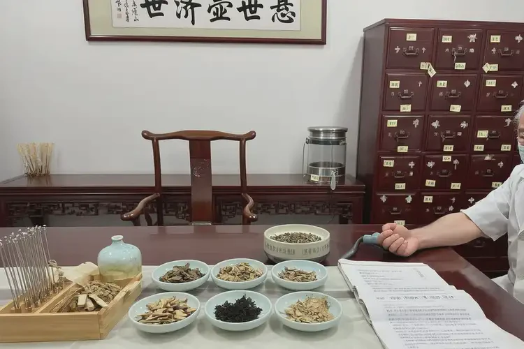 中學(xué)生腳上起濕疹可不可以根治(圖1)