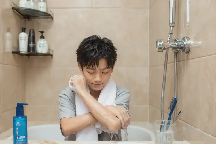 青少年脖子上出現(xiàn)濕疹可不可以根治(圖2)