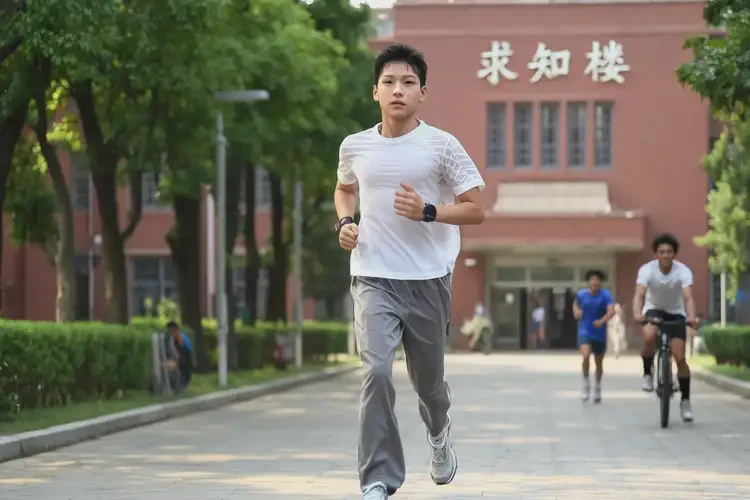 大學(xué)生小腿上經(jīng)常起濕疹可不可以根治(圖1)