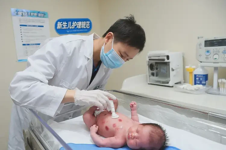 新生兒肚子出現(xiàn)濕疹可不可以根治(圖2)