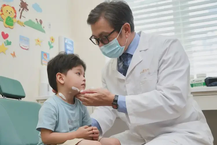 小孩脖子上有湿疹可以治好吗(图3)