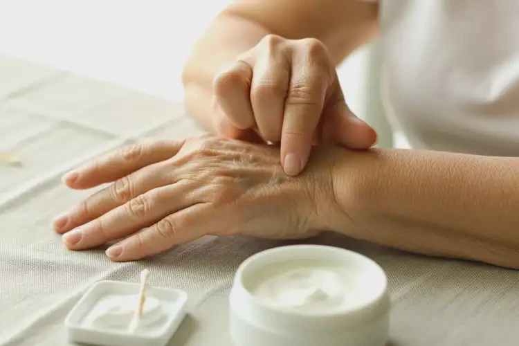 老年人手上出现湿疹可不可以根治(图2)