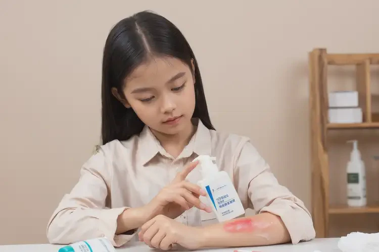 大学生手臂上起湿疹可不可以根治(图2)