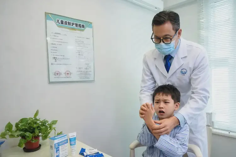 小孩手上經(jīng)常起濕疹能徹底自愈嗎(圖1)