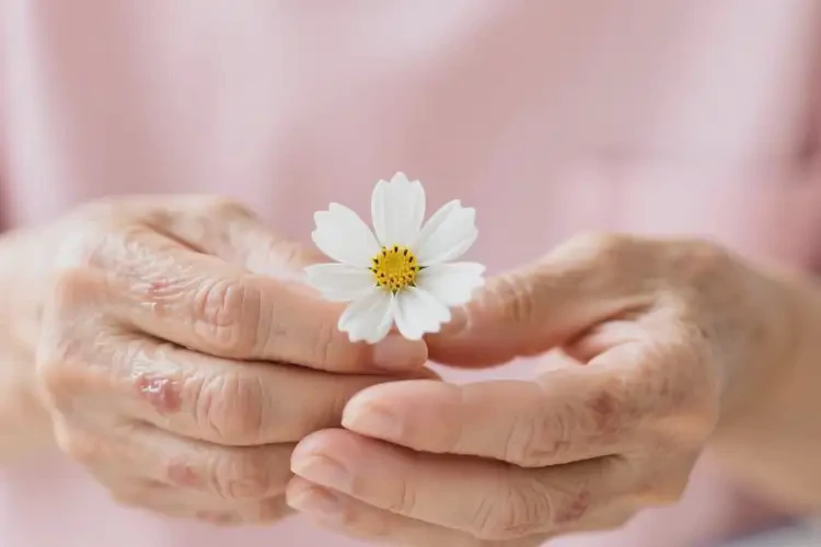 老年人手上起湿疹可不可以根治(图1)