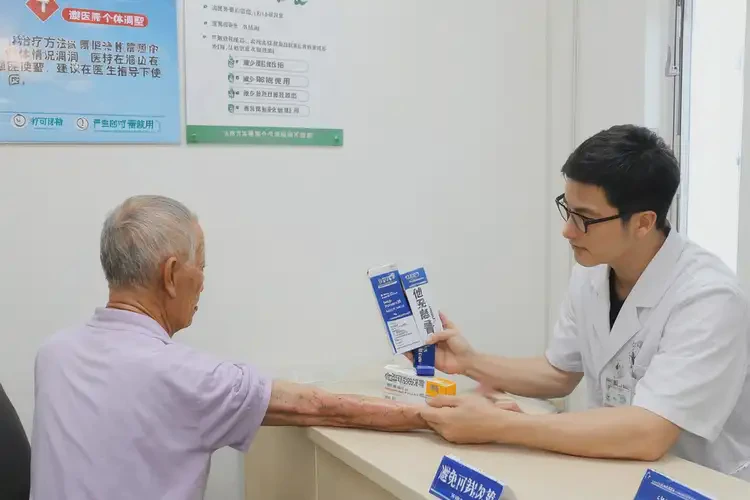 老年人手臂上長(zhǎng)濕疹可以治好嗎(圖4)