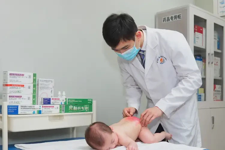 嬰幼兒屁股上偶爾起濕疹可以治好嗎(圖1)