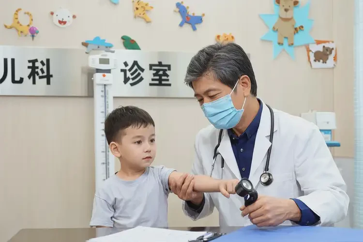 兒童手臂上起濕疹可不可以根治(圖1)