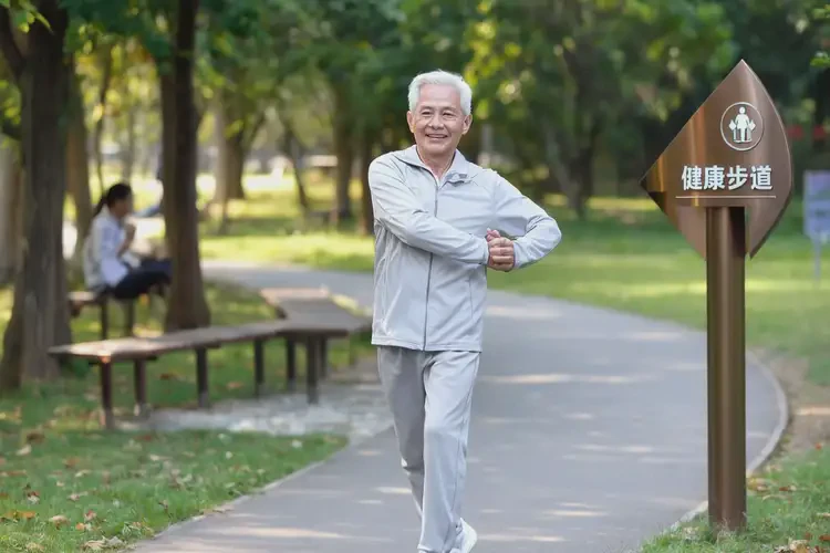 老年人手上出湿疹可不可以根治(图1)