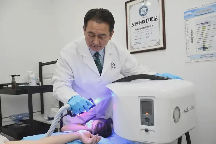 女性手臂偶尔起湿疹可不可以根治(图2)