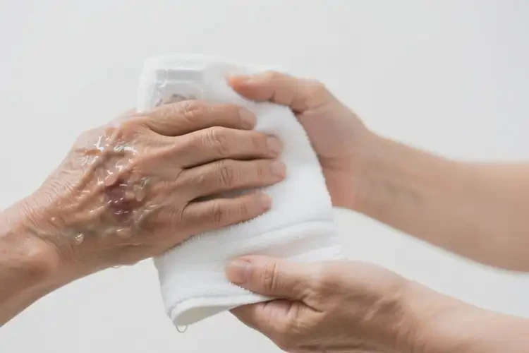 老年人四肢出湿疹可不可以根治(图1)