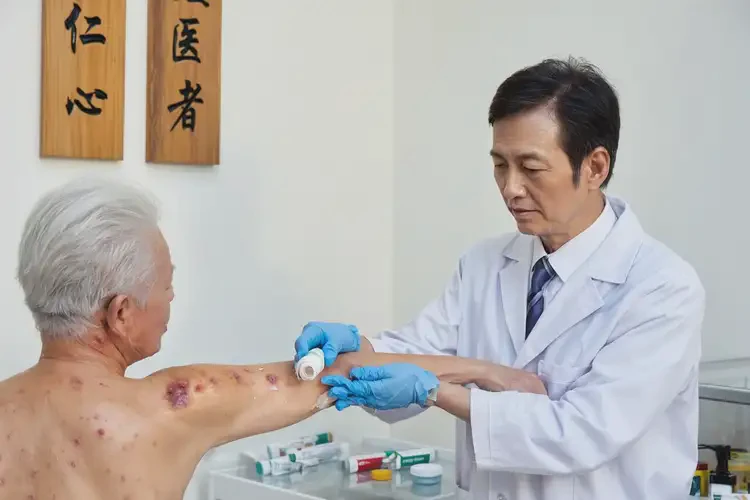 老年人手臂上起濕疹可不可以根治(圖3)