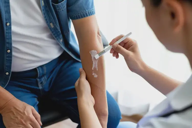 高齡老人全身出現(xiàn)濕疹可不可以根治(圖1)