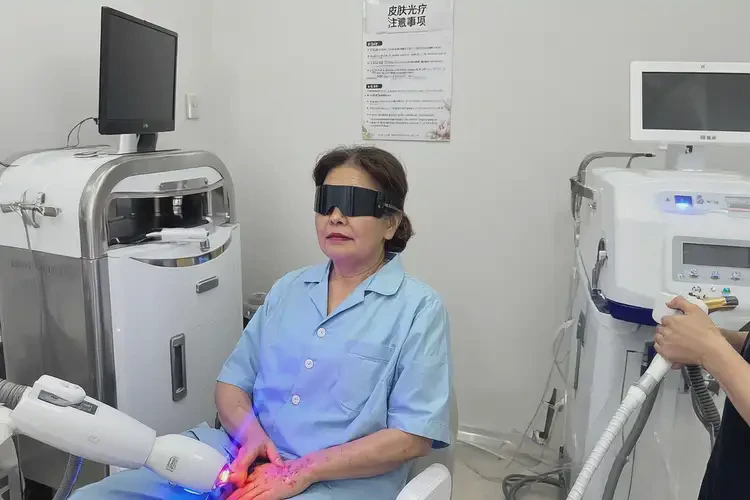 女性手上經(jīng)常起濕疹可以治好嗎(圖1)