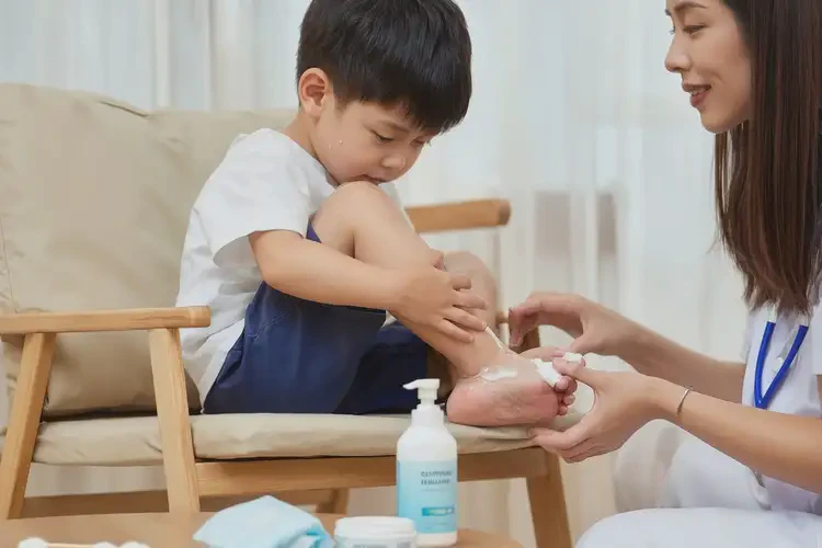 孩子腳上經(jīng)常長濕疹可以治好嗎(圖2)