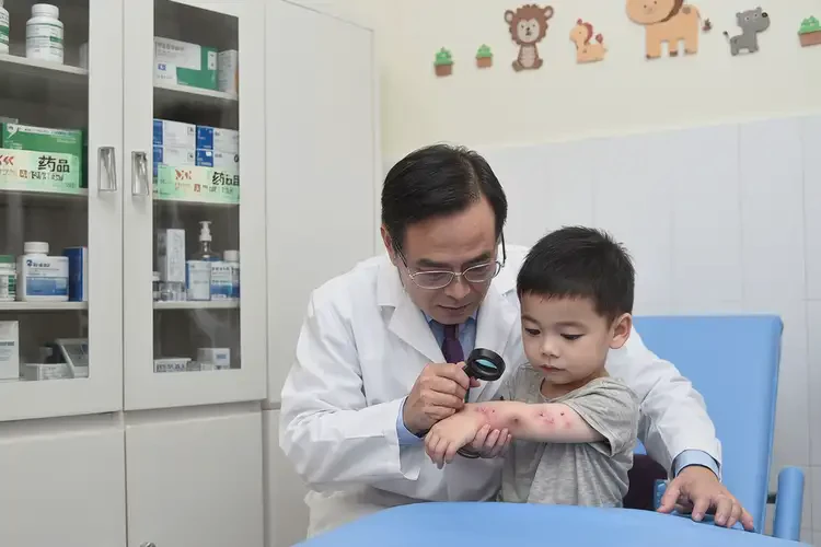 少兒全身經(jīng)常長濕疹可不可以根治(圖1)