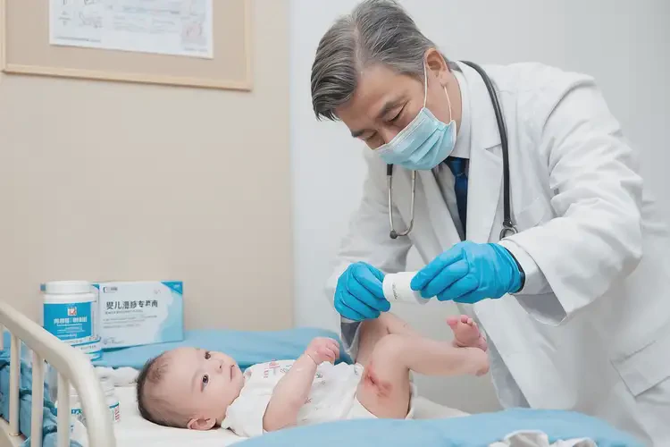 寶寶手臂上起濕疹可以治好嗎(圖3)