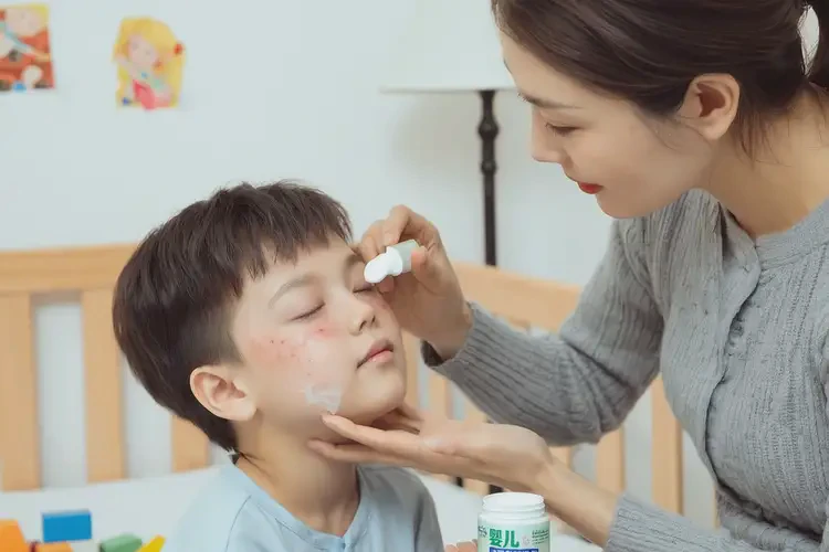 少兒身上出現(xiàn)濕疹可以治好嗎(圖2)