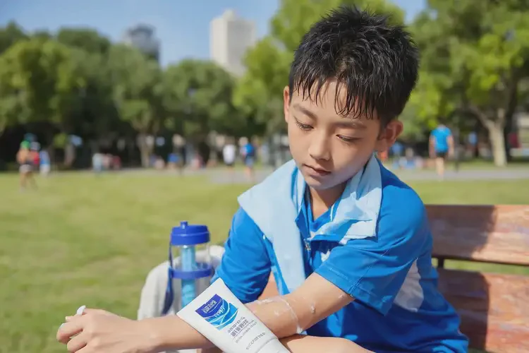 中学生手臂偶尔长湿疹可不可以根治(图1)