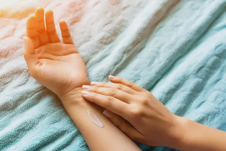 女性手臂上容易起濕疹可以治好嗎(圖2)