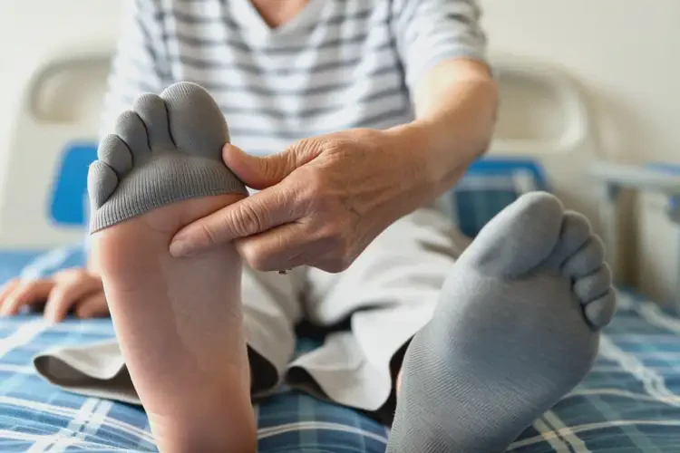 高齡老人腳上偶爾長濕疹可不可以根治(圖1)