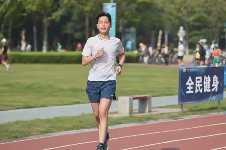 大學(xué)生脖子經(jīng)常長(zhǎng)濕疹能不能徹底自愈(圖1)