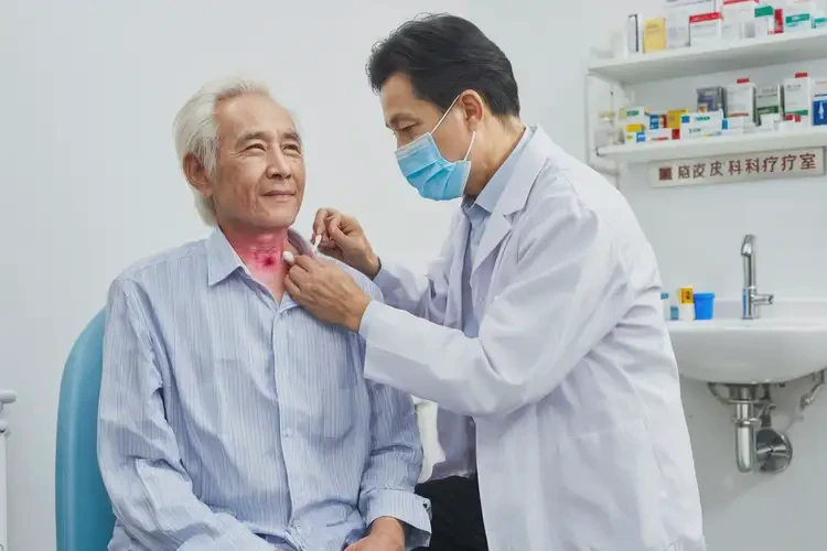 老人脖子上經(jīng)常起濕疹可以治好嗎(圖3)