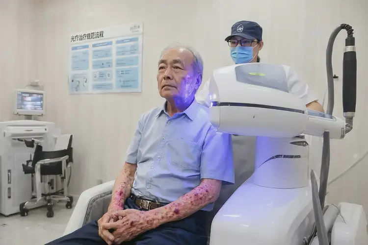 老年人面部长湿疹可不可以根治(图1)