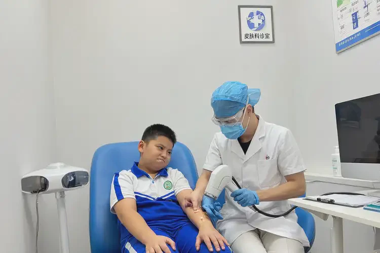 中學(xué)生大腿上長濕疹不管它會自己好嗎(圖2)