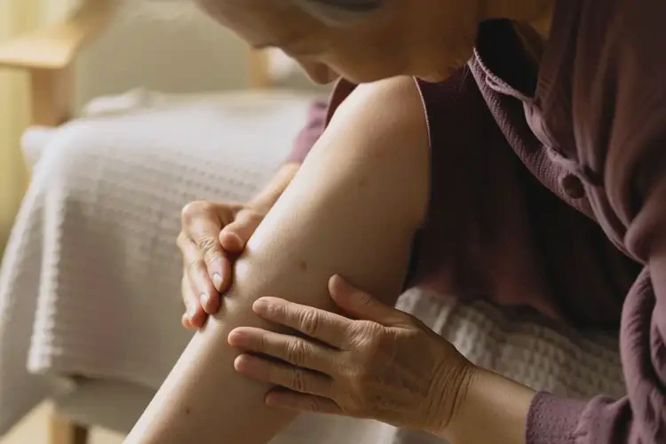 老人身上容易起濕疹可以治好嗎(圖2)