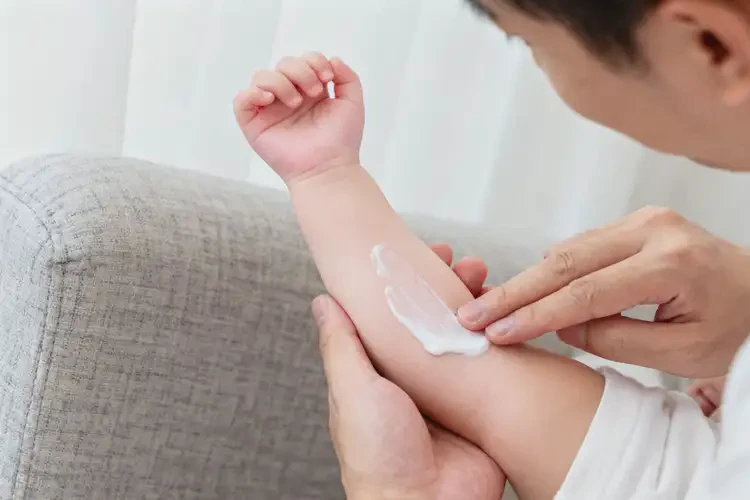 嬰幼兒手臂上容易長(zhǎng)濕疹可以治好嗎(圖2)