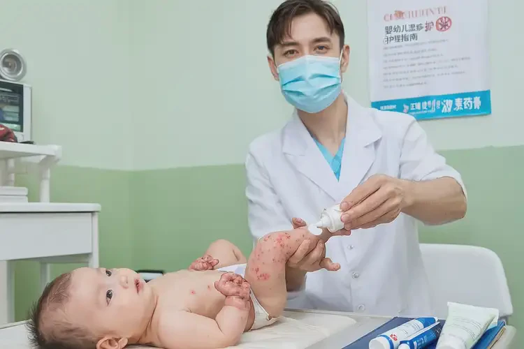 嬰兒手上出現(xiàn)濕疹可以治好嗎(圖2)