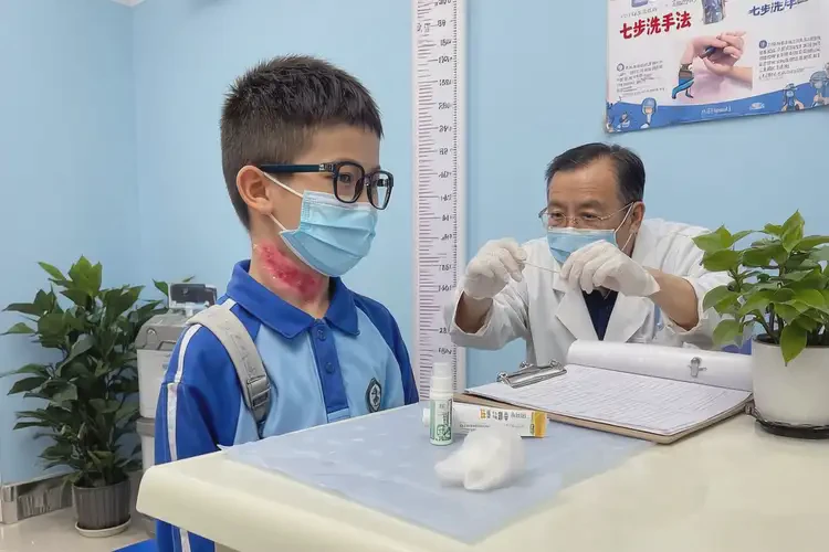 小學(xué)生脖子容易起濕疹能夠徹底治愈嗎(圖1)