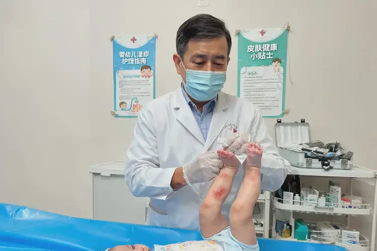 嬰幼兒肚子經(jīng)常長濕疹不管它會自己自愈嗎(圖2)