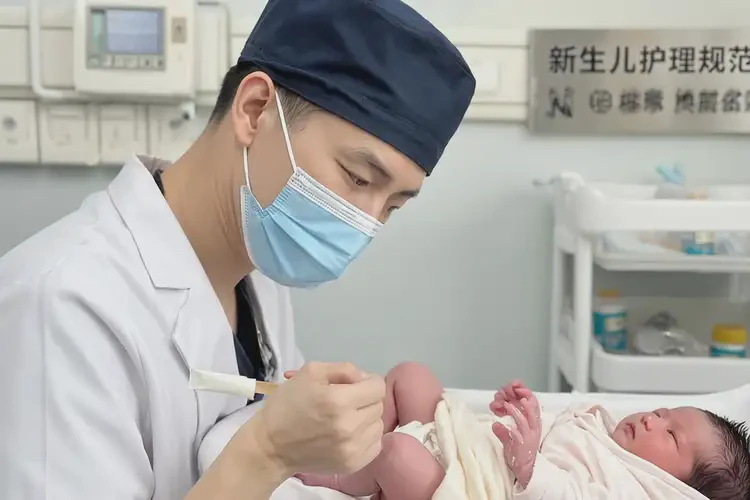 新生兒身上偶爾長濕疹可以治好嗎(圖2)