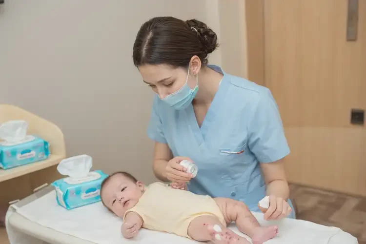 寶寶手上容易起濕疹可以治好嗎(圖2)