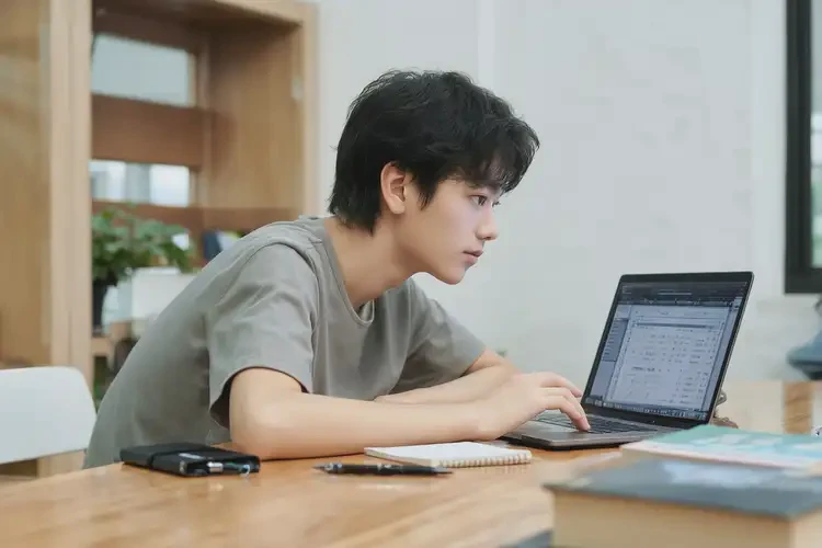 大學(xué)生手上經(jīng)常起濕疹可以治好嗎(圖1)