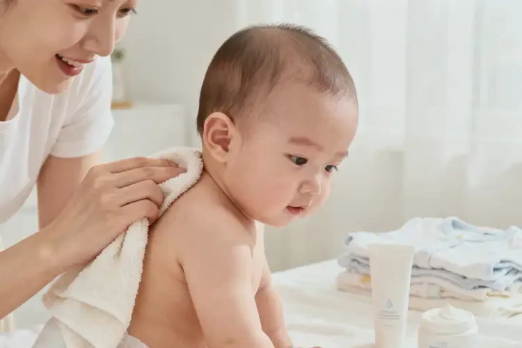 嬰兒脖子偶爾起濕疹可以治好嗎(圖1)