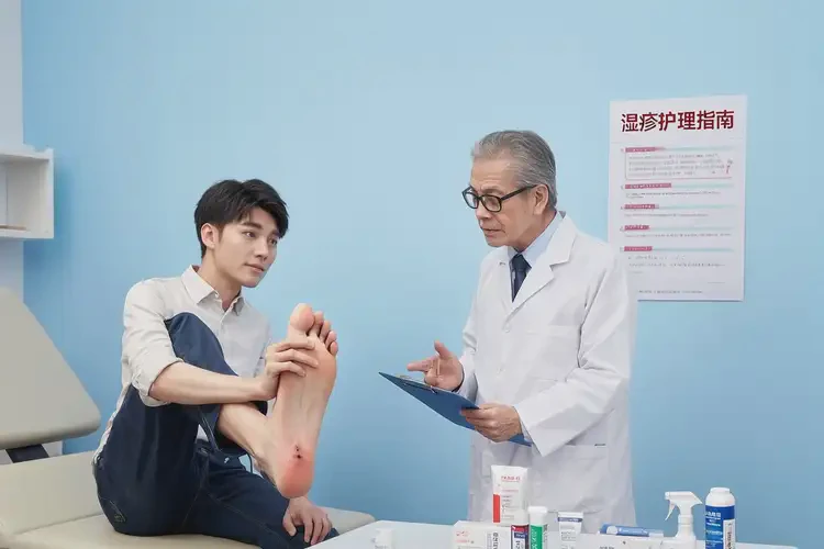 青年人腳上偶爾起濕疹可不可以根治(圖1)