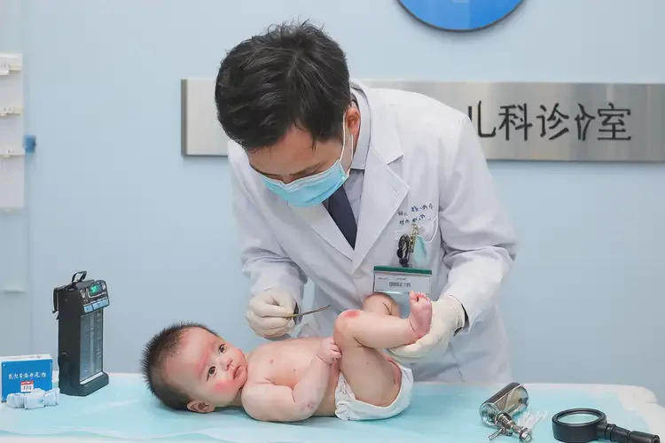 寶寶小腿上容易起濕疹可以治好嗎(圖1)